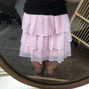 Säljer denna jättefina kjolen från Lindex, den är 146/152 - 10-12 år men passar mig som har xs-s. Den är använd några gånger men inte så mycket.