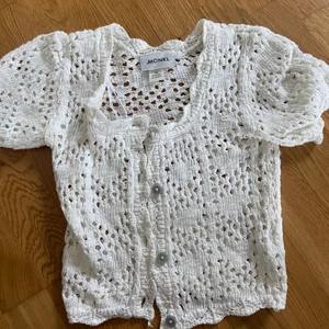Gullig topp - Säljer min jättefina somriga topp från Monki. Slutsåld överallt. Först till kvarn gäller! Fler billiga toppar finns på min profil. 💕