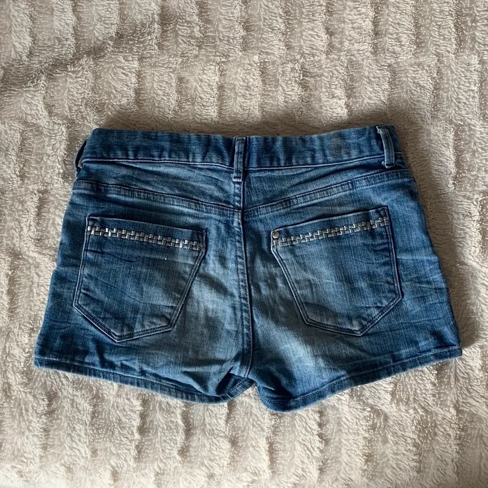 Säljer ett par gamla jeansshorts som är lågmidjade i storlek 34. Shortsen har detaljer på bakfickorna. Hör av dig för fler bilder eller om du är intresserad! . Shorts.