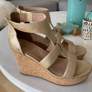 UGG kilklackar  - UGG kilklackar stl 38 Sparsamt använda och i mycket fint skick 