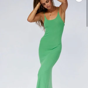 Klänning - Klänning från SNDYS. Aldrig använd. Prislapp kvar. Nypris inklusive tull 900kr💕💕 köparen står för frakt