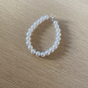 Armband - Ett fint vit armband för 12 kr