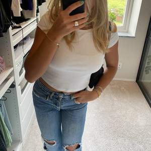 Ett par av mina favorit Zara jeans, midrise och i rak modell med slitningar. Supersköna och i mycket bra skick! 💖 Säljer då de är för liten storlek för mig. 