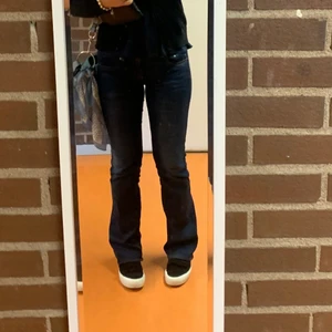 Mörkblå lågmidjade bootcut jeans - Sparsamt använda lågmidjade mörkblå bootcut jeans. Nypris 699. Storlek 29x32. Sitter som en M ungefär och passar långa. Jag är 172 och de passar bra på mig. 