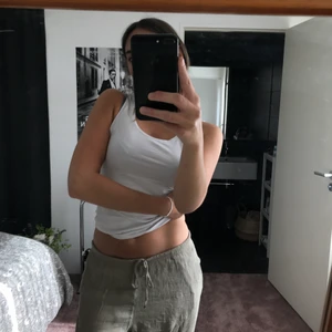 Linnebyxor från Zara - Jättefina linnebyxor, väldigt långa även för mig som är 174 cm. Superfin beige/grå/ljusbrun färg, dessa byxorna passar till allt i sommar