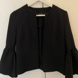 Jacka / blazer - Kortare och tunnare fin jacka / blazer från Zara🖤 perfekt till sommaren!