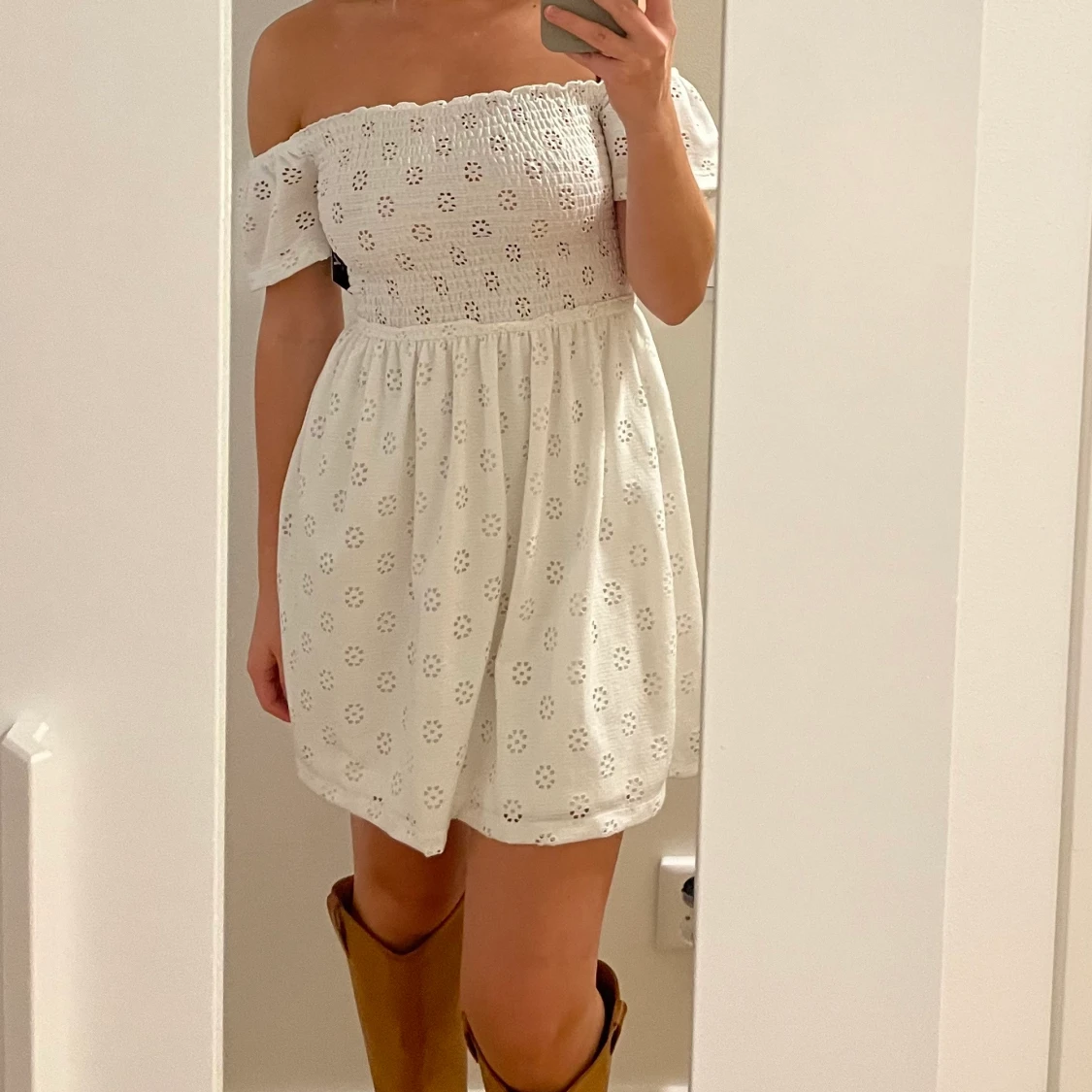 Vit Off-Shoulder Klänning NELLY - 91