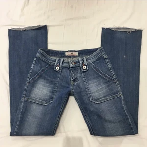 Fornarina jeans😍 - Säljer ett par jeans från fornarina vilket är ett italienskt märke. Superfina och i jättebra skick. Storlek w26 med midjemått ca 75 cm (stretchiga). Inerbenslängd: ca 80 cm💕💕