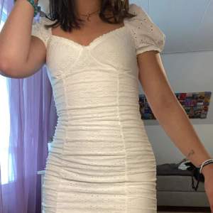 Super söt vit tight klänning från HM jag bara använt 1 gång. Tyckte inte riktigt den var min stil vilket är anledningen till att jag säljer. Sitter super fint över brösten och har najs tyg som inte sitter åt för tight, är stretchig. Nypris 199👍🏻❤️