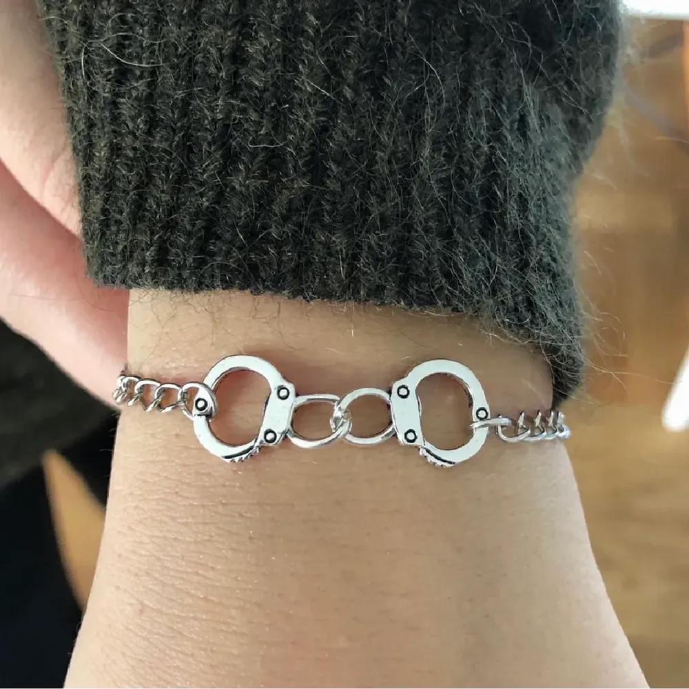 Super coola armband med handbojor. 80kr (frakten är inkluderad i priset). Hör av er vid intresse eller funderingar!💓. Accessoarer.