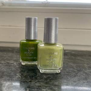 Två gröna nagellack i två olika toner (ljus grön och mörk grön)  10:- kr styck + frakt 5 kr  Kommentera om ni vill köpa 