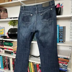 Säljer nu mina jättefina mörkblåa jeans, de köptes här på Plick men har endast används fåtalet gånger av mig. De har väldigt fina detaljer på bakfickorna som ger byxorna en extra piff 😃 Säljer för 200 