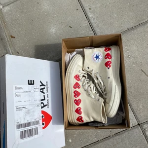CDG x CONVERSE CHUCK TAYLOR - Hej, säljer nu mina CDG Chuck Taylors. Dom är i jätte bra skick och kommer med lådan. Dom är i storlek 42,5 och är true to size. Priset är inte hugget i sten, hör av er vid frågor.