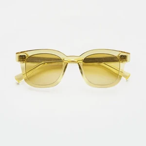 CHIMI - Jag säljer dessa nya chimi Glasögonen Jag köpte den för kring 1200kr Aldrig använt  Om du vill ha mer bilder kan jag skicka dom till dig privat💓  CHIMI mango 02🎸💞