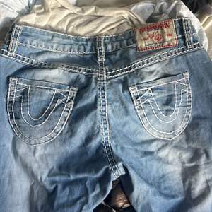 True religion jeans som är lite baggy, midjemåttet är 43 tvärs över och innerbenslängden är 70cm