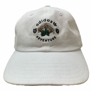 Adidas keps  - One size. Har ett fåtal märken, men inget märkvärdigt. 