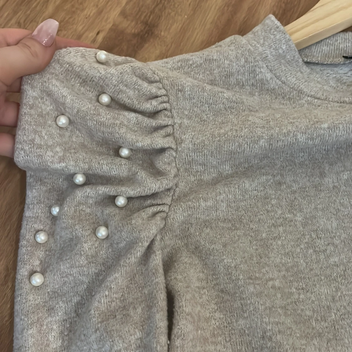 Långärmad tröja med pösrmar med pärlor. - 91