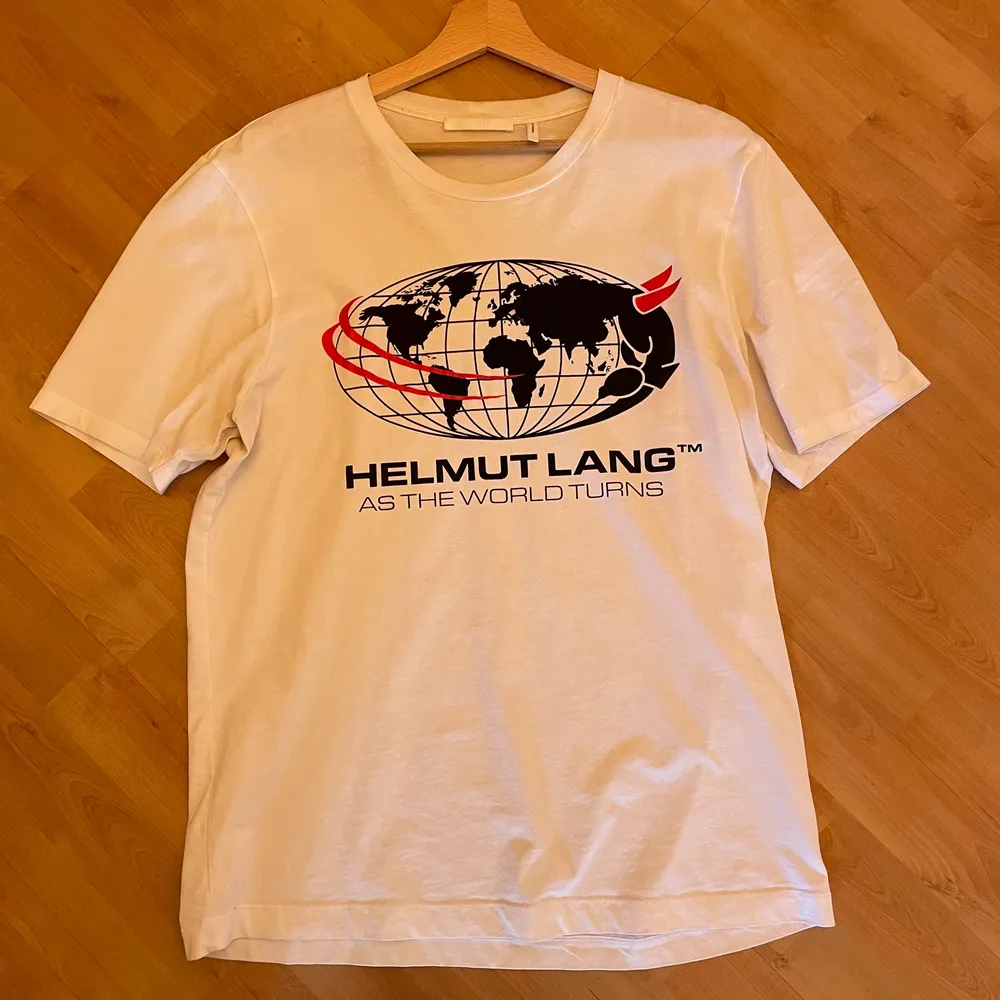 Helmut Lang tshirt inköpt från Selfridges 2020 för 1600kr. Använd en handfull gånger och är i bra skick. Storlek i medium och sitter som den ska enligt storleken.. T-shirts.