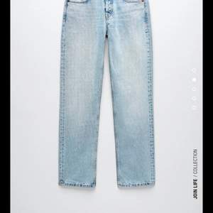 Populära midrise jeans från zara  Lågmidjade St 34 Knappt använda (Kan frakta och mötas upp) Liten fläck på knät som går bort i tvätten (tvättar dom innan jag skickar)