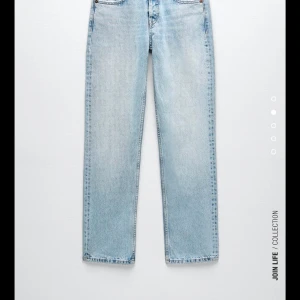 Zarajeans - Populära midrise jeans från zara  Lågmidjade St 34 Knappt använda (Kan frakta och mötas upp) Liten fläck på knät som går bort i tvätten (tvättar dom innan jag skickar)