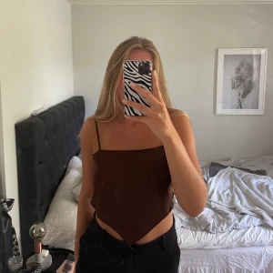 Topp från H&M - Brun satin topp från H&M, storlek M💞