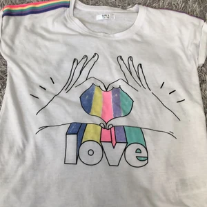 t-shirt - denna tröja är i strl 134/140 och jag säljer den för 50 men man får även buda mer om det är fler som vill ha den❤️