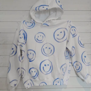 Blue smileyy - En luvtröja med glada smileys