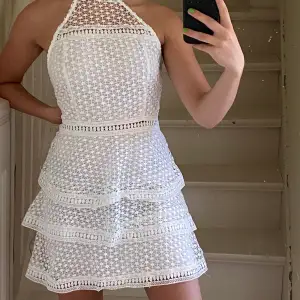 så fin vit spetsklänning med volang 🌸 älskar denna men är tyvärr för stor därav säljer jag ☀️🍀 den står märket AX Paris, skulle säga att det är en storlek 36 💗 av egen uppfattning!