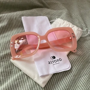 Solglasögon - Helt oanvända solglasögon från Retoro. Stora, rosa. Orginalpåse medföljer.