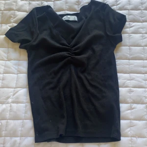 Topp - Säljer denna jätte fina toppen då den aldrig kommer till andvändning! Säljs för 100kr+frakt