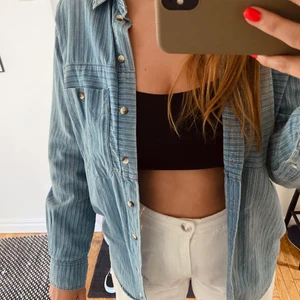 MYSIG SKJORTA - Härligt skjorta i mjukt, jeansliknande material. Knappt använd.