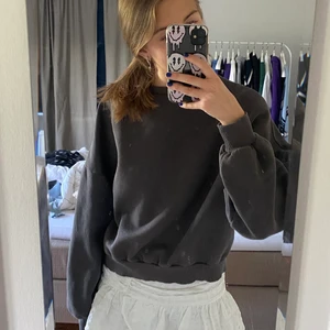 Sweatshirt - Jättefin grå sweatshirt i en oversized passform, älskar!! Perfekt att slänga på sig nu en sen sommarkväll eller liknande🤩⚡️✌🏼💗