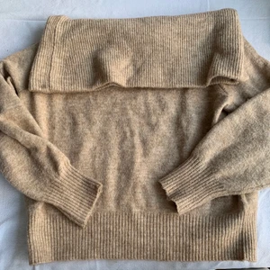 Stickad beige tröja - Oversized beige stickad tröja av ullblandning. Jättemysig och i mycket väl skick, endast använd någon enstaka gång❤️