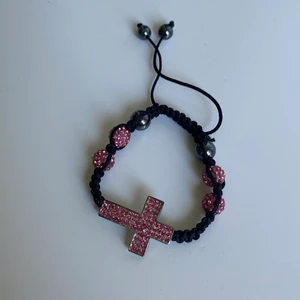 Y2k armband  - Y2k armband med kors, frakten är inräknat i priset✨