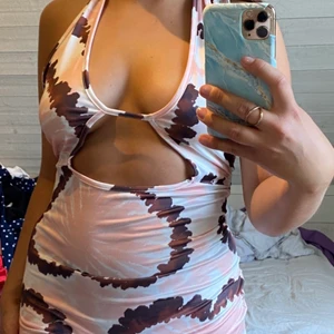 Sommarklänning storlek xs  - Aldrig använd.  Ganska kort, men passar perfekt till sommaren. Vit med brun/rosa mönster