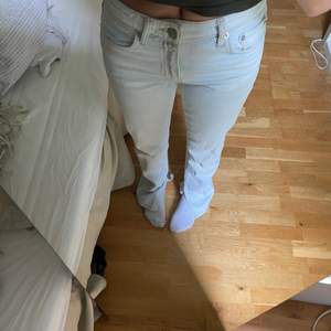 Snygga sommarjeans, dom är midrise och lite bootcut med slits på sidorna. Mycket gott skick. 