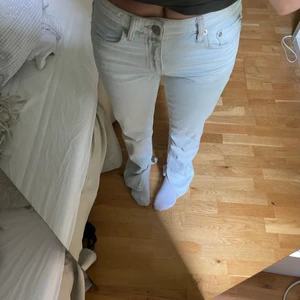 Ljusblå zara jeans - Snygga sommarjeans, dom är midrise och lite bootcut med slits på sidorna. Mycket gott skick. 