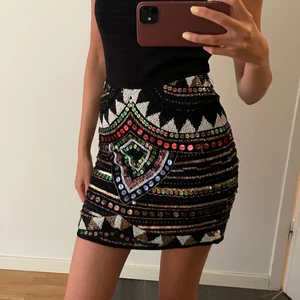 Pärlbroderad kjol - Supersnygg handsydd  kjol som är täckt av pärlor från River Island. Några läsa trådar.