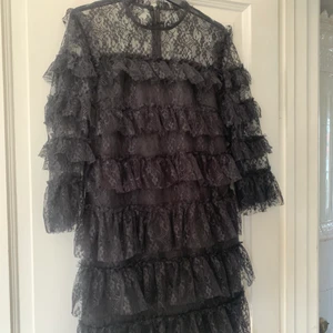 Superfin klänning strl s - Säljer denna sjukt snygga klänning med spets! Perfekt till fest i sommar🤌🤌🥰🥰