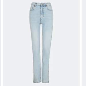 Ett par jättefina split jeans från bikbok!!🫶🙌