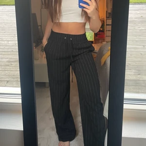 Kostymbyxor Ganni - Kostymbyxor från Ganni med vita ränder. Oanvänd med lapp kvar. Storlek 36. Köpt för 1399kr