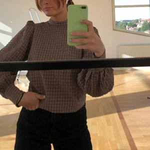 Blus med puffärm - Säljer min veromoda blus då den inte längre kommer till användning!🤎 har den i vitt också (inte alls genomskinlig) så om du är intresserad av den också kan man köpa båda för ett lägre pris. Köp separat : 150. Köp båda : 250kr💰Hör gärna av dig i chatten om så skulle vara fallet. Den är oerhört fin och den perfekta bruna färgen. Köparen står för frakten 📦