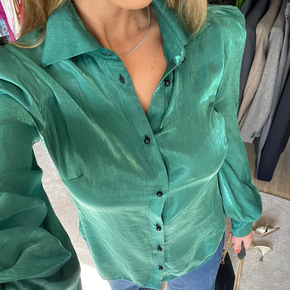 Grön blus med axelvaddar och fina pärlor till knappar. Köpt från H&M x Vampire’s wife kollektionen. Är så cool men har aldrig fått tillfälle att använda. Passar till fest. Är i storlek S. Skjortor.