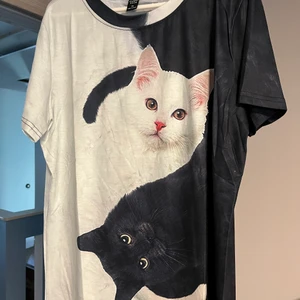 Svart vit t-shirt blus med katter. storlek L - Ny. Fin o mjuk. Köpt utomlands.
