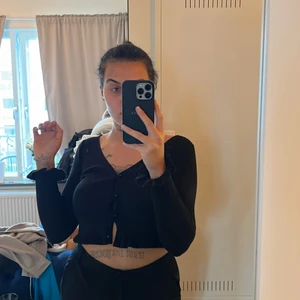 Croppad kofta med volang ärm - Köpt på HM, Aldrig använd.