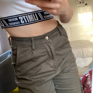 Militär gröna cargos - Snygga, sköna cargopants i militär grönt 