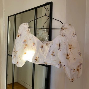 H&M linnetopp  - Blommig söt top från H&M använd 1 gång. 