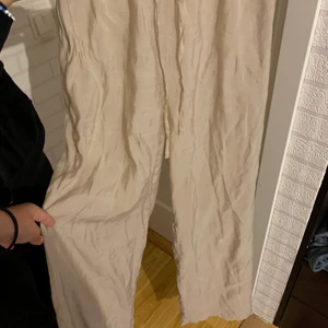 Linnebyxor - säljer dessa linnebyxor från missguided pgd av att de va lite för långa. Passar flera storlekar då man kan knyta åt de runt midjan💕