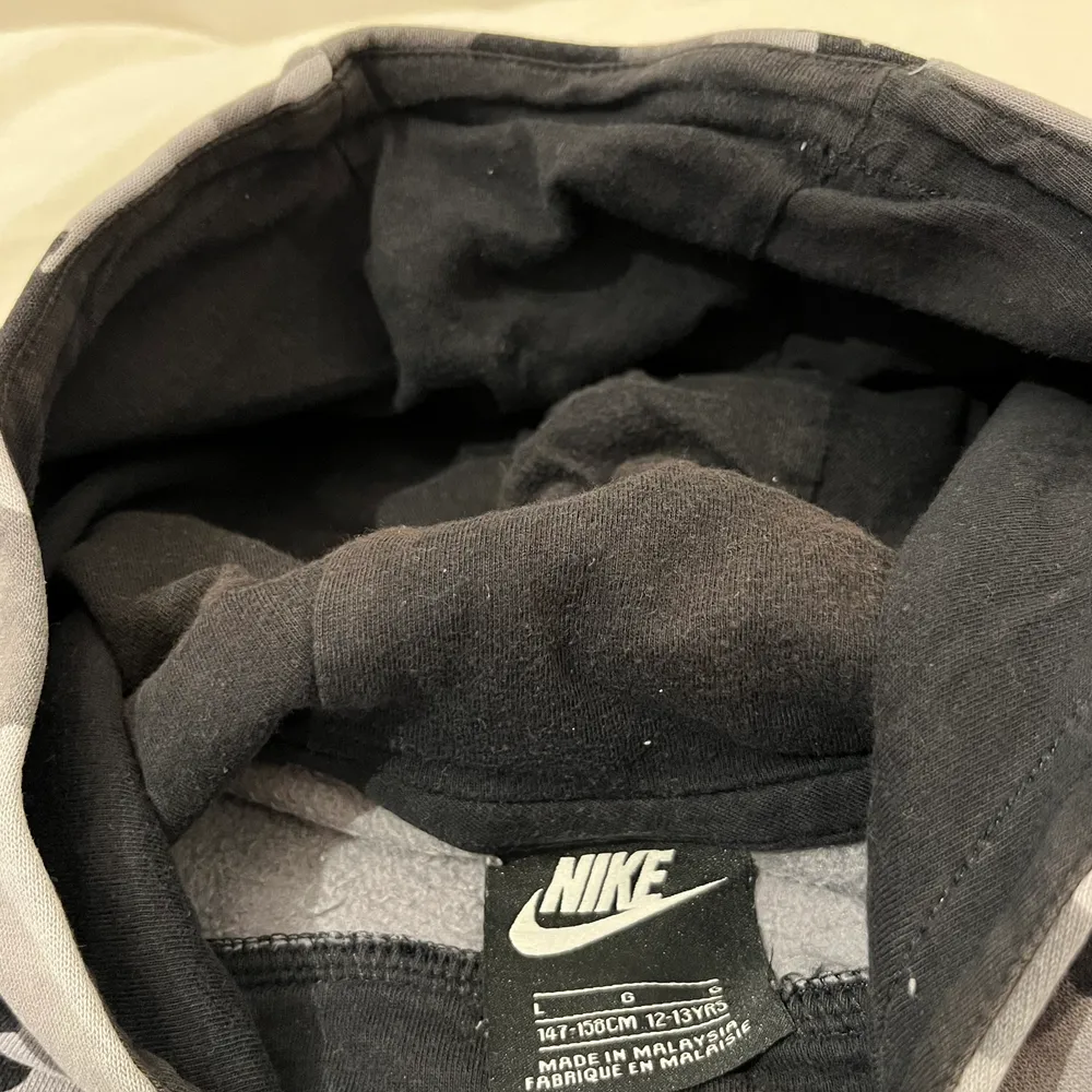 Nike hoodie i svart grå camouflerings färg i storlek L junior (147-158).. Hoodies.