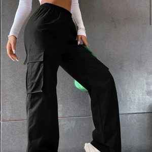 Svarta oanvända byxor - Svarta oanvända vida byxor i storlek S. Kan även passa M. Bilderna är tagna från sidan den är beställd. 